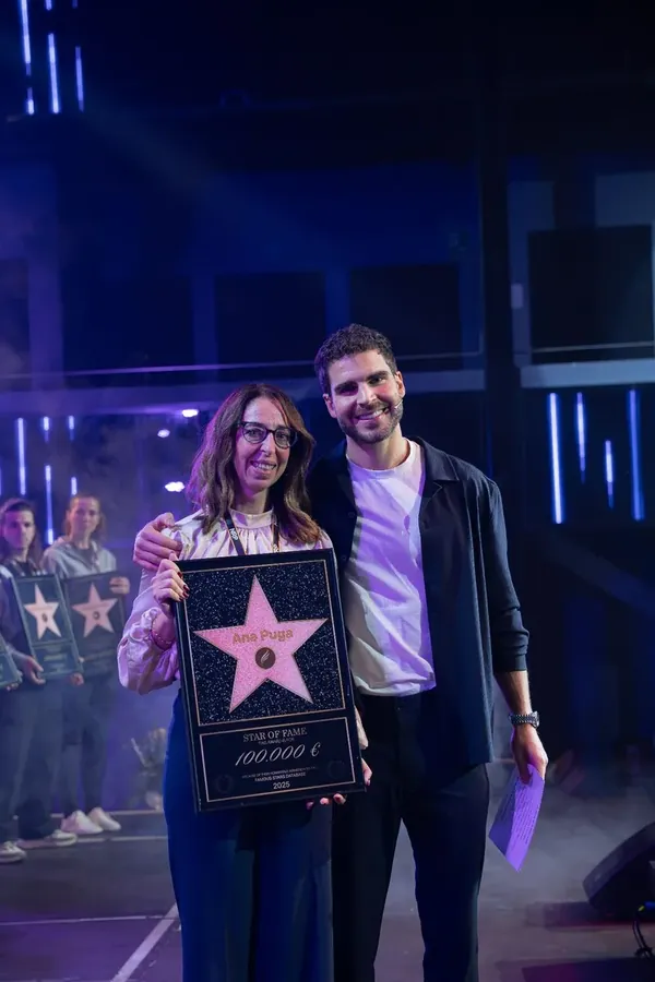 Alumna recogiendo su placa