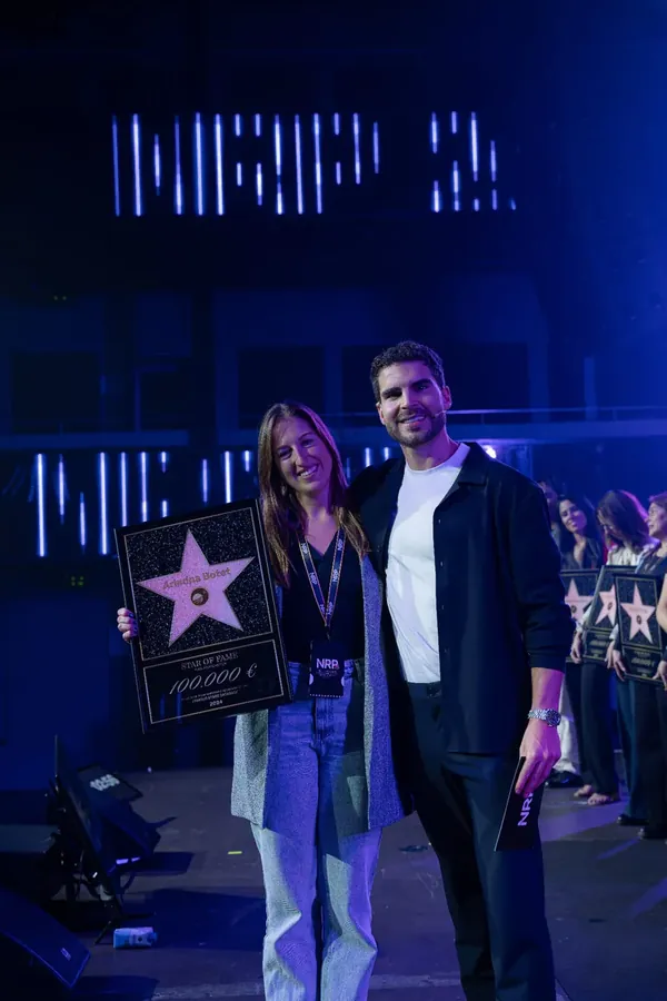 Alumna recogiendo su placa
