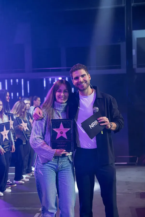 Alumna recogiendo su placa