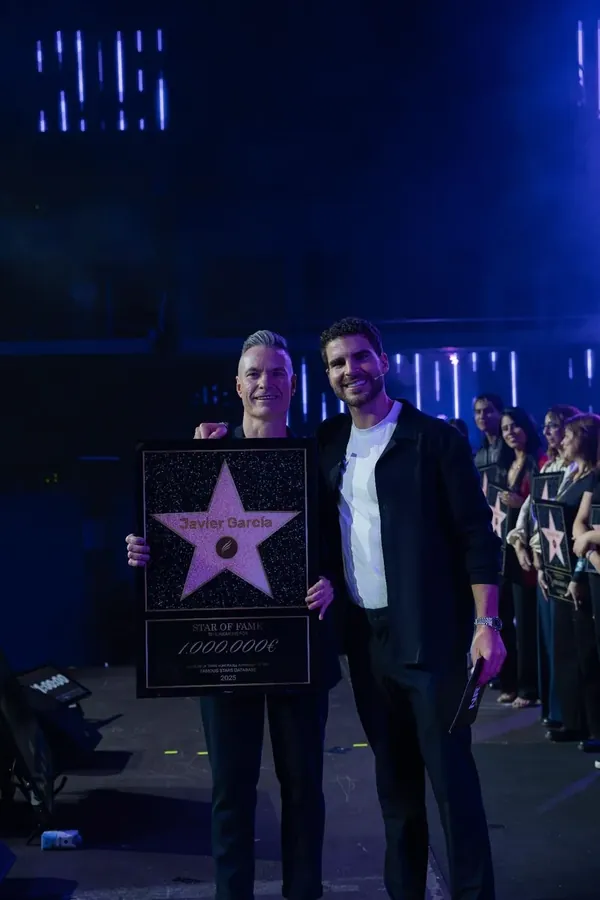 Alumno recogiendo su placa