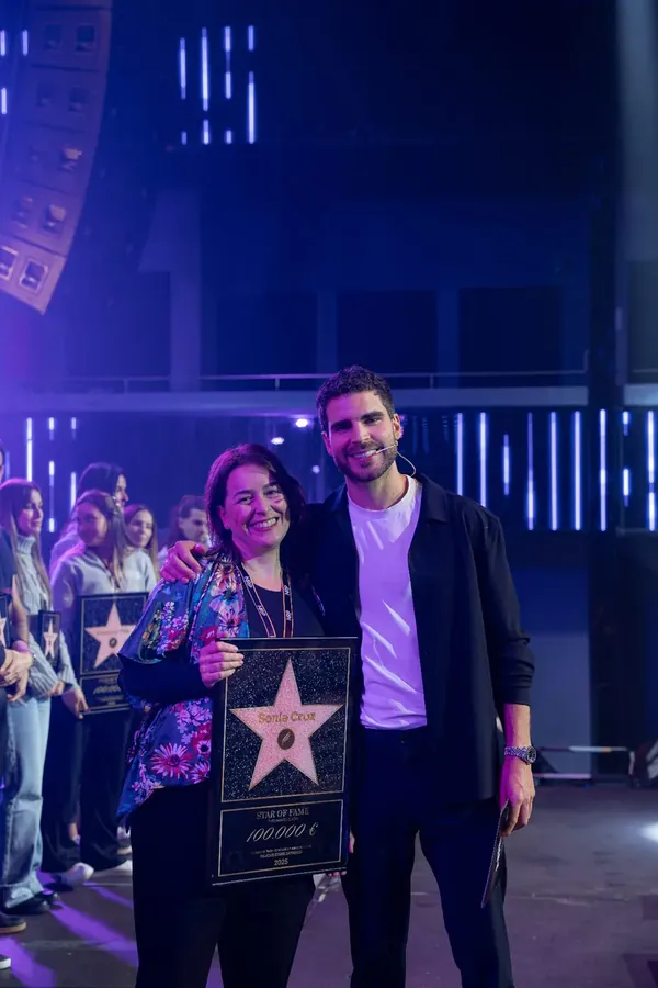 Alumna recogiendo su placa