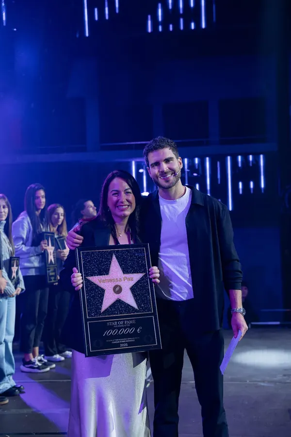 Alumna recogiendo su placa
